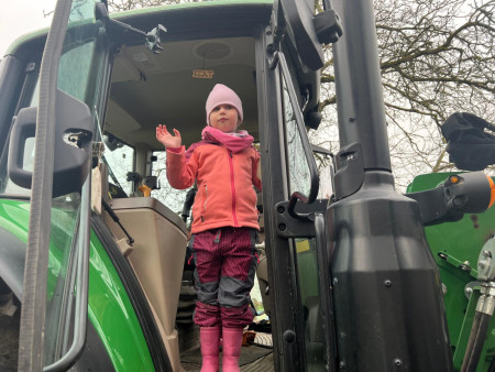 Na zahradu nám přijel traktor